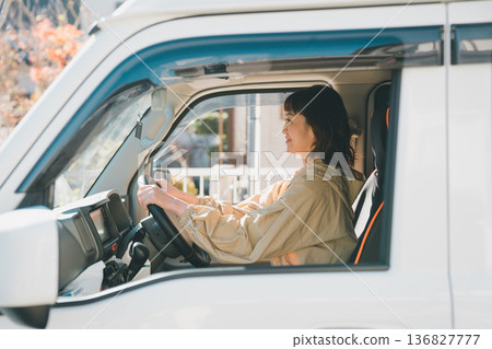 家庭主婦搭乘輕型貨車 136827777