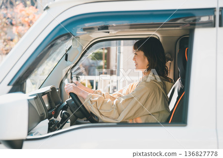 家庭主婦搭乘輕型貨車 家庭主婦搭乘輕型貨車 136827778