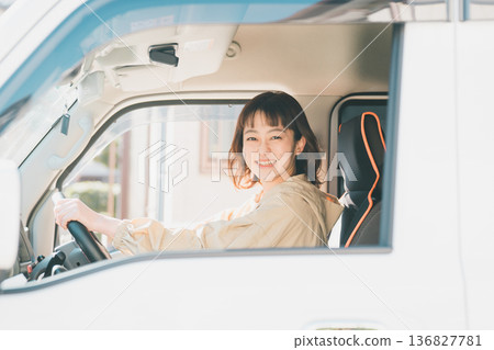 從事輕型貨物運輸的家庭主婦 從事輕型貨物運輸的家庭主婦 136827781