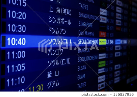 機場圖片、機場抵達和出發資訊牌 136827936
