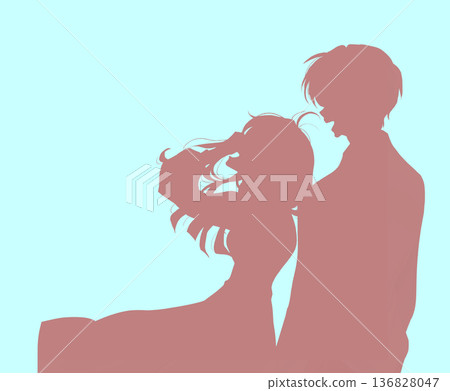 一對男女並肩而笑,用手撩起頭髮,剪影出現在畫面中。 一對男女並肩而笑,用手撩起頭髮,剪影出現在畫面中。 136828047