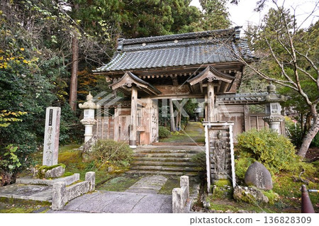 新潟市(新潟縣新潟市)田月寺的正門與石階 新潟市(新潟縣新潟市)田月寺的正門與石階 136828309