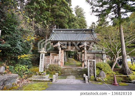 The main gate and stone steps of Tanegetsuji Temple in Niigata City (Niigata City, Niigata Prefecture) The main gate and stone steps of Tanegetsuji Temple in Niigata City (Niigata City, Niigata Prefecture) 136828310