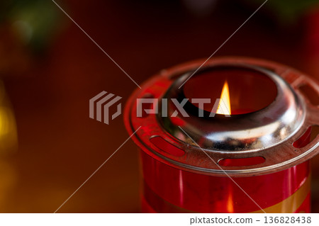 廟宇中紅色的供奉油燈 廟宇中紅色的供奉油燈 136828438