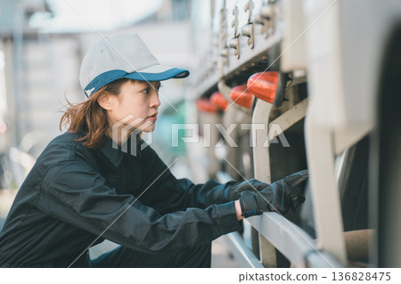 Female truck mechanic 136828475