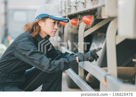 女卡車修理工正在檢查氣罐 女卡車修理工正在檢查氣罐 136828478
