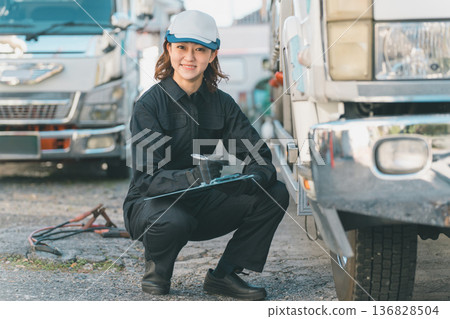 Female car mechanic Female car mechanic 136828504