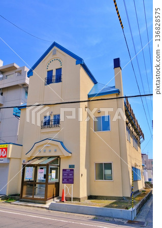 Otaru City Designated Historic Building No. 46: Former Hanazono Town Hall 136828575