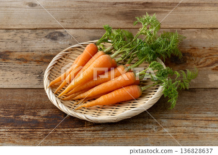 Fresh carrots with leaves (wood grain background) Fresh carrots with leaves (wood grain background) 136828637