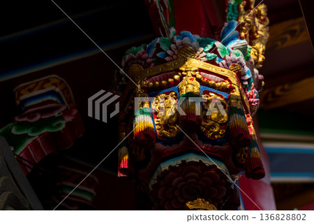 廟宇屋頂上的精緻雕梁畫棟之美 136828802