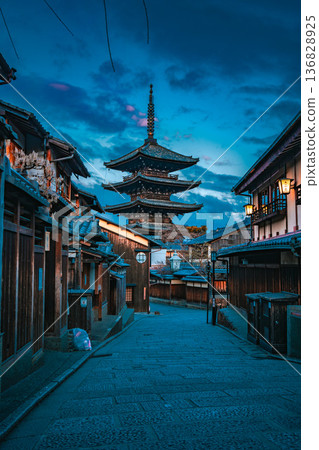 京都東山、清水寺、八坂塔、三年坂、三年坂 京都東山、清水寺、八坂塔、三年坂、三年坂 136828925