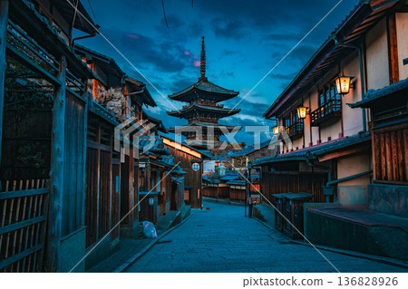 京都東山、清水寺、八坂塔、三年坂、三年坂 京都東山、清水寺、八坂塔、三年坂、三年坂 136828926