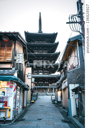 Scenery of Yasaka Pagoda at Kiyomizu-dera Temple in Higashiyama, Kyoto 136828927