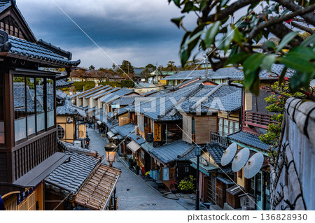 京都東山清水寺二年坂風景 京都東山清水寺二年坂風景 136828930