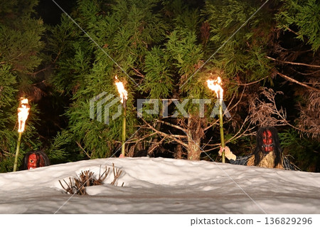 在秋田縣生剝鬼祭上，生剝鬼從山上下來 136829296