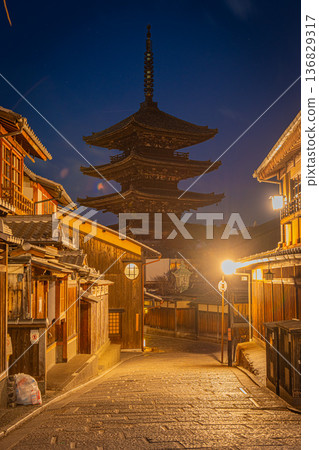 京都東山清水寺八坂塔風景 136829317