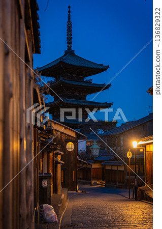 京都東山清水寺八坂塔風景 136829322