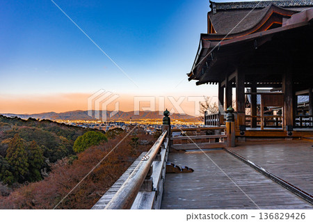 京都東山清水寺風景 136829426