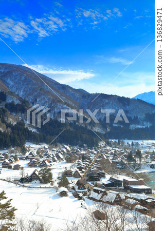 [Gifu Prefecture] Snow-covered Shirakawa-go seen from Shiroyama Observatory 136829471