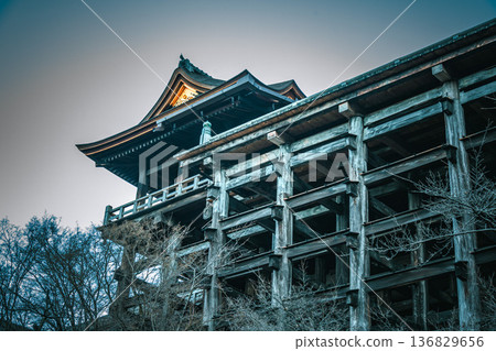 京都東山清水寺風景 136829656