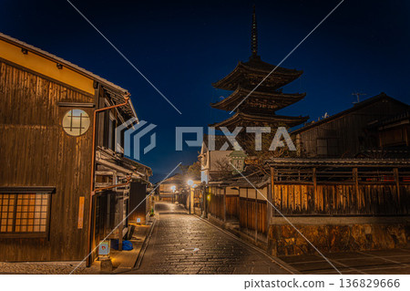京都東山清水寺八坂塔風景 136829666