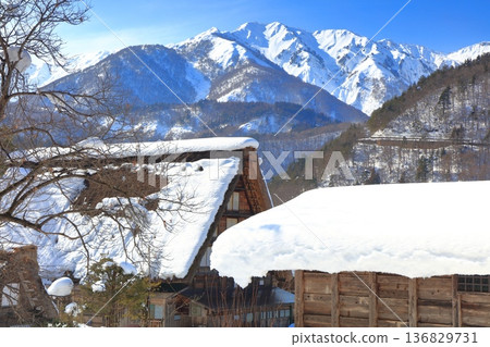 【岐阜縣】晴天下白雪皚皚的白川鄉和白山山脈 【岐阜縣】晴天下白雪皚皚的白川鄉和白山山脈 136829731