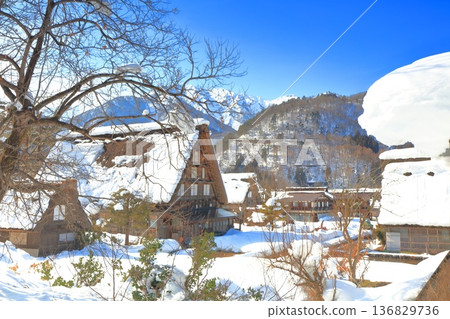 [Gifu Prefecture] Snow-covered Shirakawa-go and the Hakusan mountain range on a clear day 136829736