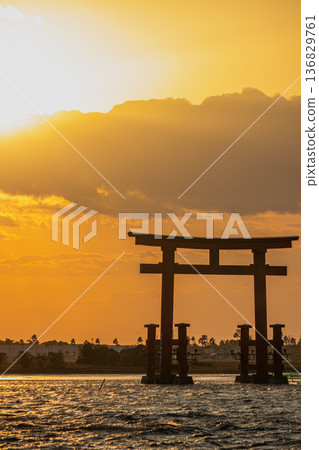 濱松市(靜岡縣)日落前的弁天島紅色鳥居景觀 濱松市(靜岡縣)日落前的弁天島紅色鳥居景觀 136829761