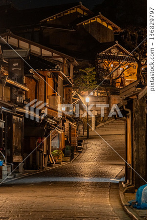 京都東山清水寺二年坂風景 136829797