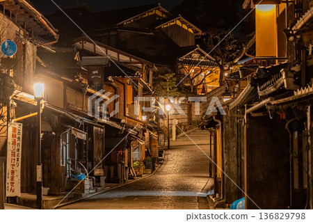 京都東山清水寺二年坂風景 136829798