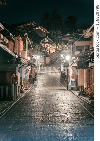 Scenery of Ninenzaka slope at Kiyomizu-dera Temple in Higashiyama, Kyoto 136829799