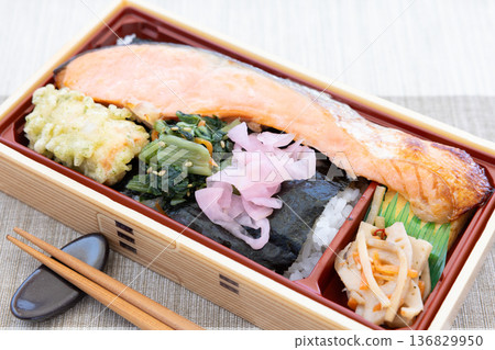 美味的銀鮭魚和烤海苔便當 美味的銀鮭魚和烤海苔便當 136829950