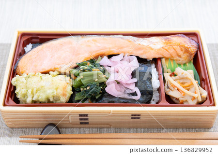 Delicious silver salmon and grilled seaweed bento Delicious silver salmon and grilled seaweed bento 136829952