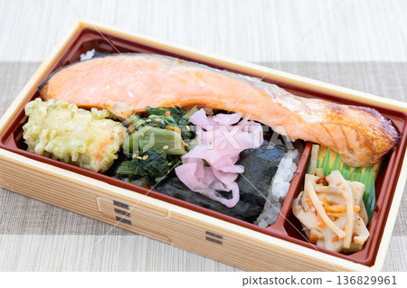 Delicious silver salmon and grilled seaweed bento 136829961