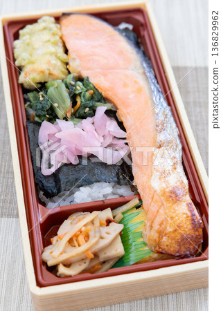美味的銀鮭魚和烤海苔便當 136829962