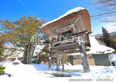 [Gifu Prefecture] Snow-covered scenery at Myozenji Temple in Shirakawa-go on a clear day 136830012