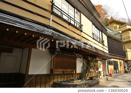 Autumn streetscape of the cobblestone streets of Shibu Onsen (Yamanouchi Town, Nagano Prefecture) Autumn streetscape of the cobblestone streets of Shibu Onsen (Yamanouchi Town, Nagano Prefecture) 136830026