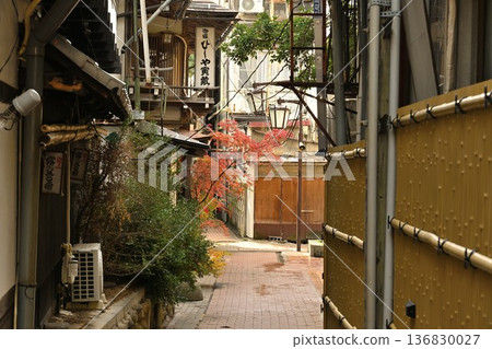 Autumn streetscape of the cobblestone streets of Shibu Onsen (Yamanouchi Town, Nagano Prefecture) Autumn streetscape of the cobblestone streets of Shibu Onsen (Yamanouchi Town, Nagano Prefecture) 136830027