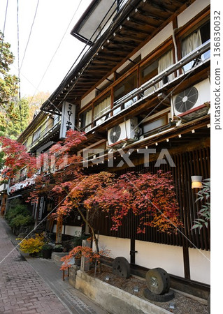 Autumn streetscape of the cobblestone streets of Shibu Onsen (Yamanouchi Town, Nagano Prefecture) Autumn streetscape of the cobblestone streets of Shibu Onsen (Yamanouchi Town, Nagano Prefecture) 136830032