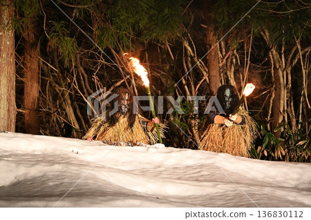 在秋田縣生剝鬼祭上,生剝鬼從山上下來 在秋田縣生剝鬼祭上,生剝鬼從山上下來 136830112