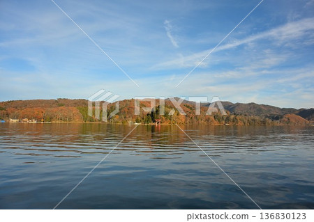 Lakeside scenery of Lake Nojiri colored by autumn leaves (Shinano Town, Nagano Prefecture) 136830123