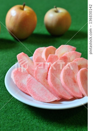 Moon Rouge apples, a Nagano specialty, served on a plate (Nagano Prefecture) Moon Rouge apples, a Nagano specialty, served on a plate (Nagano Prefecture) 136830142