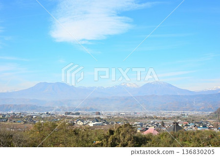 Morning mist spreading across the mountains and plains (Nagano Prefecture) 136830205