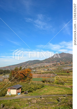 Morning mist spreading across the mountains and plains (Nagano Prefecture) 136830207