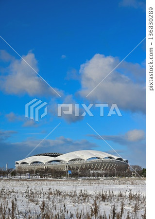 白雪皚皚的大天鵝體育場(新潟市,新潟縣) 白雪皚皚的大天鵝體育場(新潟市,新潟縣) 136830289
