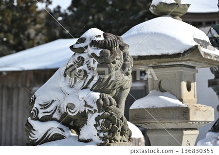 福島縣小平方天滿宮的守護獅子雕像被白雪覆蓋 136830355