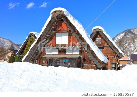 [Gifu Prefecture] Snow-covered Shirakawa-go on a clear day (Three Gassho-style Huts) 136830587