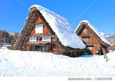 [Gifu Prefecture] Snow-covered Shirakawa-go on a clear day 136830589