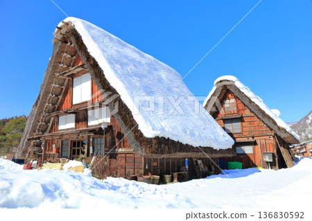 【岐阜縣】晴天白川鄉白雪皚皚 136830592