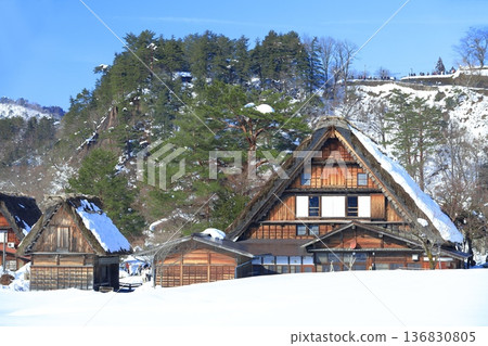 [Gifu Prefecture] Snowy scenery of Shirakawa-go on a clear day (Wada family) 136830805